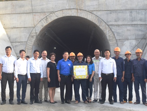 Trung ương Hội LHTN Việt Nam tặng quà cho cán bộ, đoàn viên thanh niên hầm đường bộ Đèo Cả